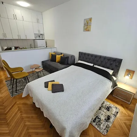 Stan Na Dan G & V Apartment